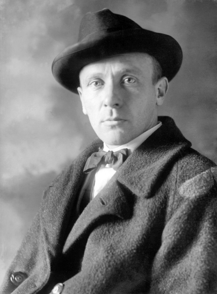 Mikhail-Bulgakov-Portrait-au-chapo-bw